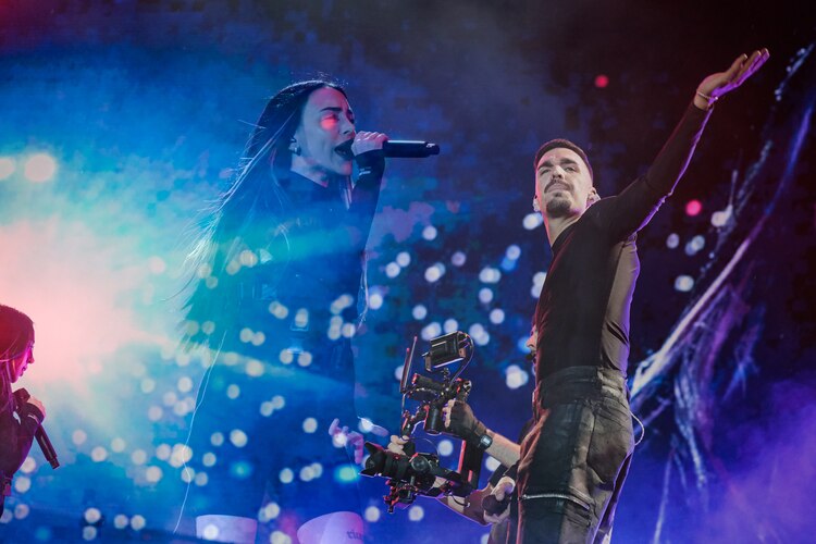 Nicki Nicole durante el show de Rels B.