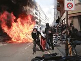 Vándalos prenden fuego a una barricada en calles de París.