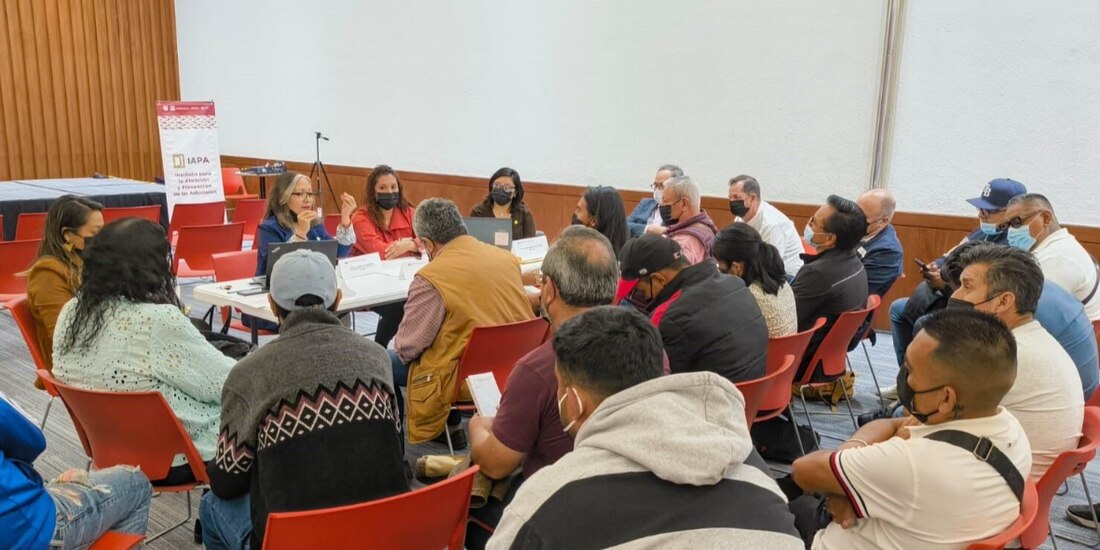 Autoridades locales durante una de las mesas temáticas del foro, ayer.