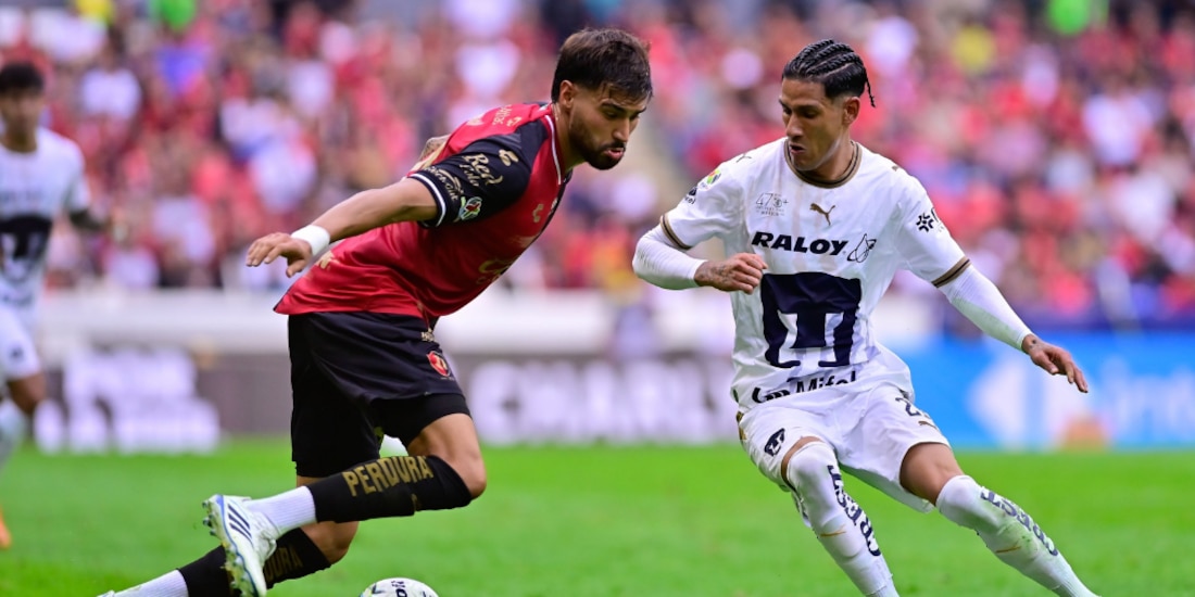 Juan José Purata y Uriel Antuna disputan un balón.