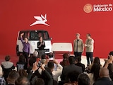 Claudia Sheinbaum, presidenta de México (centro, izq.), durante la presentación de Olinia en Zumpango, Edomex.