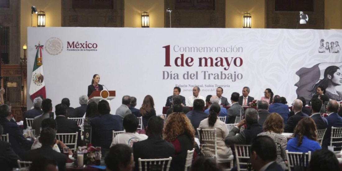 la presidenta Sheinbaum, ayer, con líderes sindicales en Palacio Nacional.
