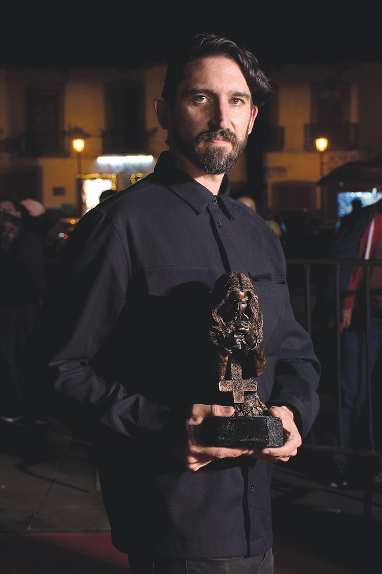 El productor Carlos Eguiluz posa con el premio a Mejor Película de Terror por Un cuento de pescadores.