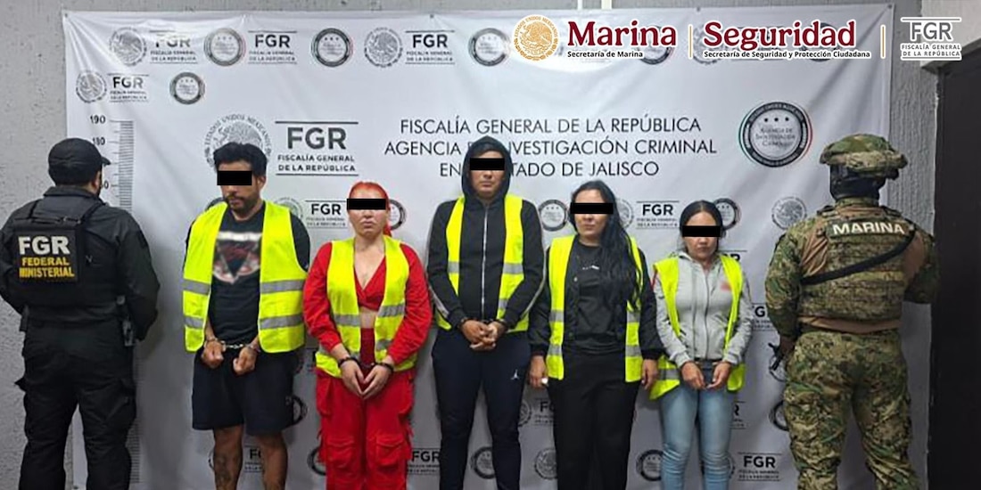 Autoridades federales detuvieron a cinco presuntos integrantes de una célula criminal durante tres cateos en Jalisco.