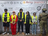 Autoridades federales detuvieron a cinco presuntos integrantes de una célula criminal durante tres cateos en Jalisco.