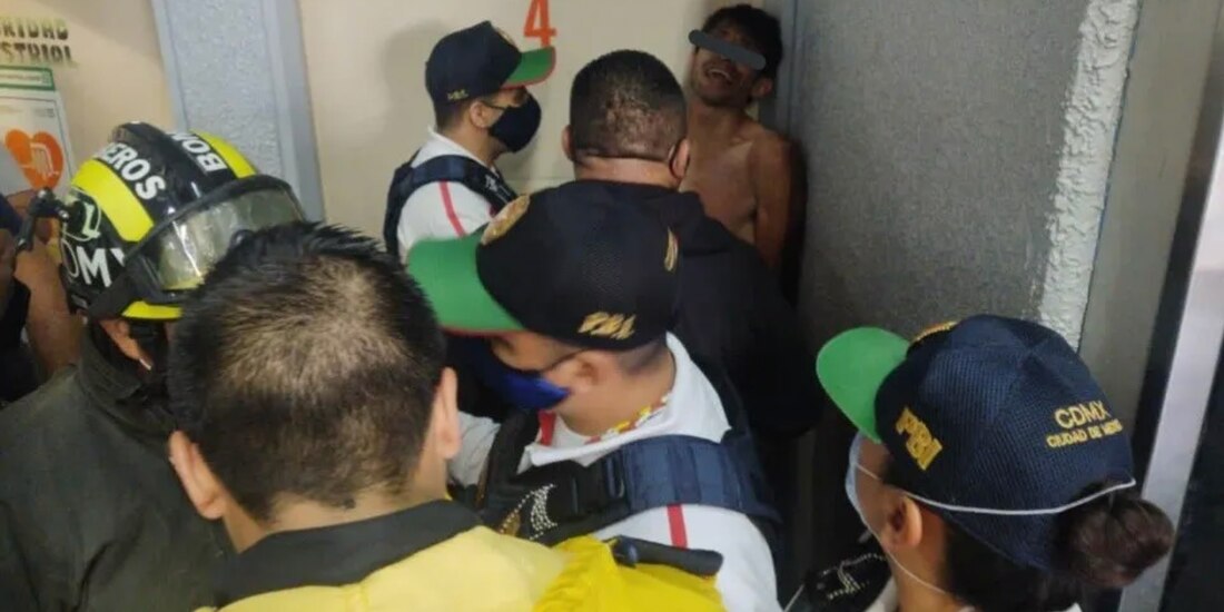 Policías del Metro detienen al hombre que ingresó en las vías de la Línea 2