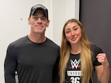 Regina Tarin con John Cena en los tryouts de la WWE