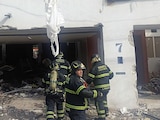 Bomberos entran al inmueble siniestrado, ayer, para atender la fuga de gas.