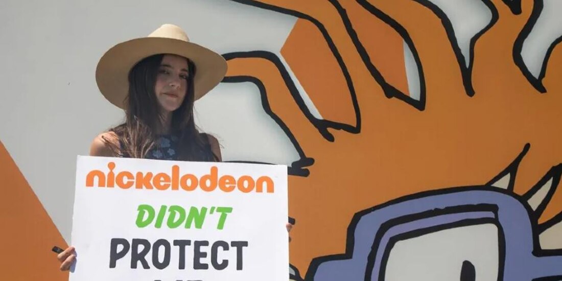Alexa Nikolas de "Zoey 101" protesta en las oficinas de Nickelodeon: "Depredadores"