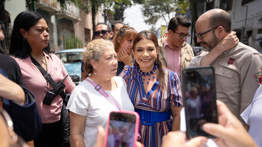 Clara Brugada encabeza la entrega de detectores de gas y "mochilas de vida" en la alcaldía Cuauhtémoc.