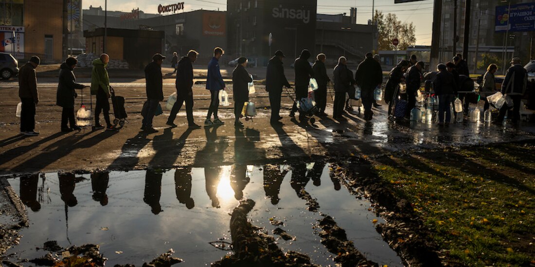 Ciudadanos hacen fila por agua potable en Mikolaiv, ante la escasez por nuevos ataques.
