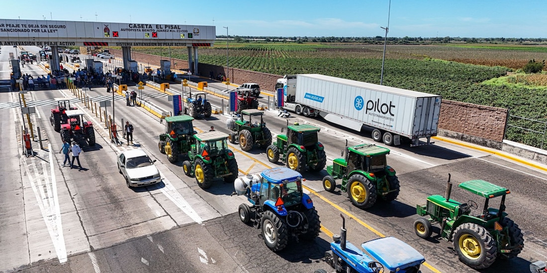 Productores bloquearon la caseta de peaje en El Pisal, en Sinaloa, el 6 de abril de 2026.