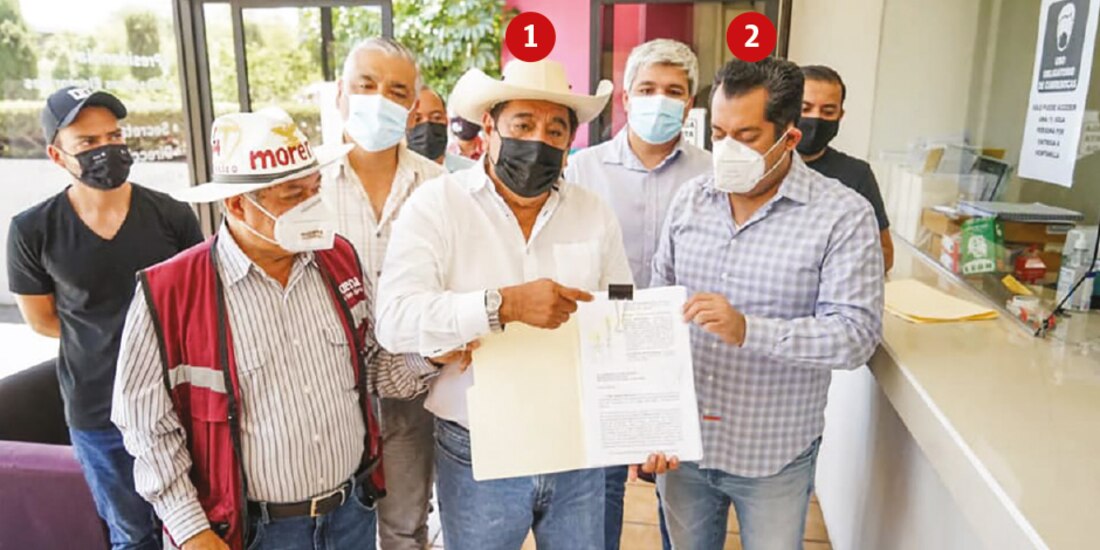 El senador con licencia, Félix Salgado Macedonio (1) con el representante de Morena ante el INE, Sergio Gutiérrez (2), entregaron la impugnación, ayer.