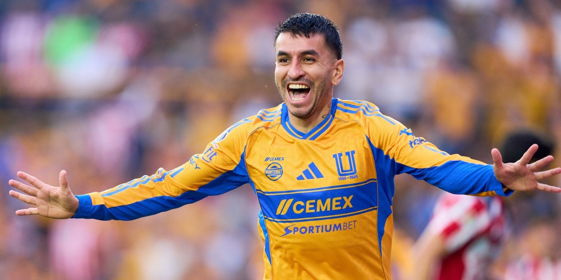 Ángel Correa festeja su gol en el triunfo de Tigres sobre Chivas.