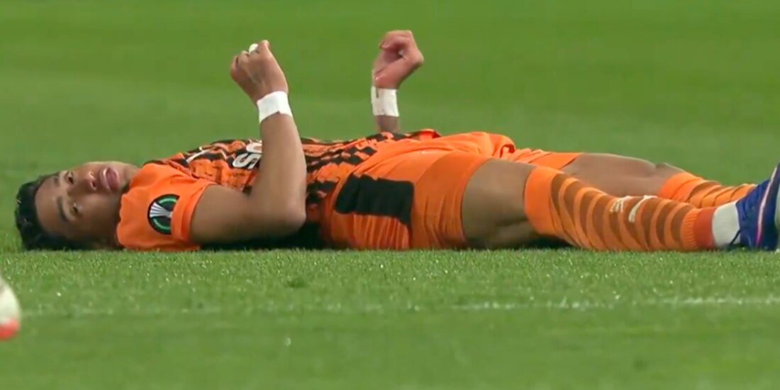 El futbolista Isaque quedó conmocionado en el campo de juego.