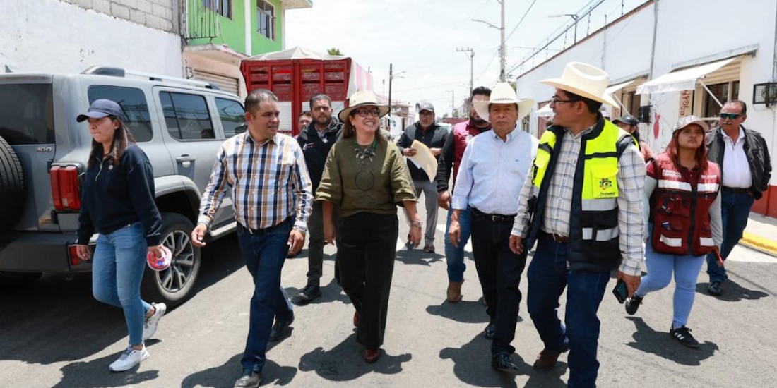 La alcaldesa Azucena Cisneros Coss encabezó la entrega de los trabajos de reencarpetamiento asfáltico en el corazón de Santo Tomás Chiconautla.
