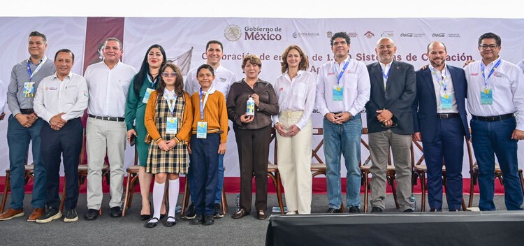 Delfina Gómez durante la celebración por el sistema de captación de agua pluvial en la Primaria “Estela Tizapa Montesino”.