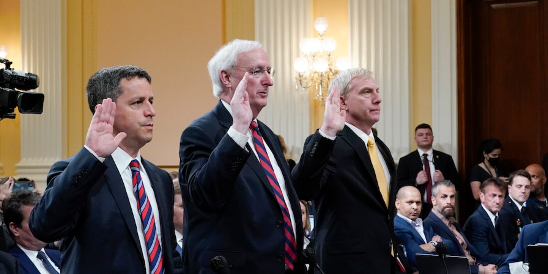 El asesor Steven Engel, el exfiscal Jeffrey Rosen y el vicefiscal Richard Donogue rinden testimonio ante el comité, ayer.