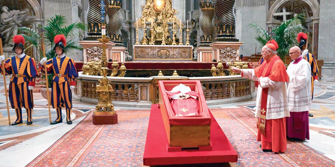 Momento del cierre del féretro con los restos del Papa, ayer, en el Vaticano.