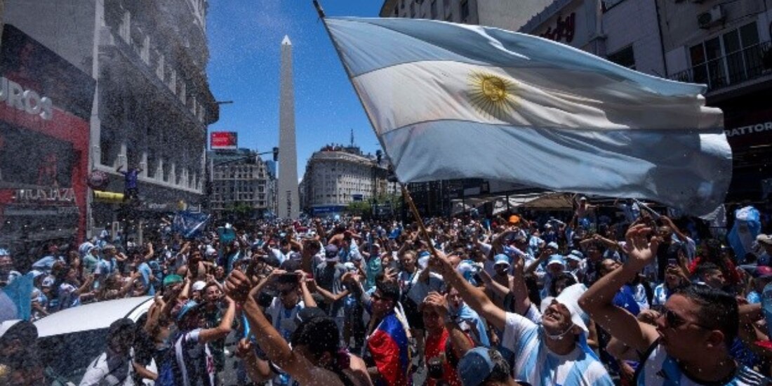 Los aficionados argentinos vuelven a llenar el Obelisco en Buenos Aires, Argentina para festejar el título de la Copa América