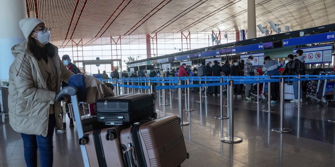 Una viajera llega a un mostrador en el aeropuerto de Beijing, ayer.