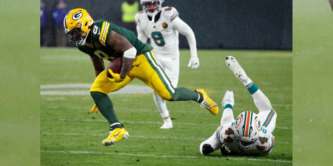 Una acción del Packers vs Dolphins de la Semana 13 de la NFL, en el Día de Acción de Gracias