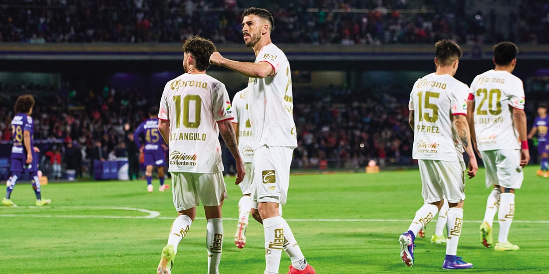 Paulinho celebra el gol con el que el Toluca se impuso a Pumas, anoche en CU.