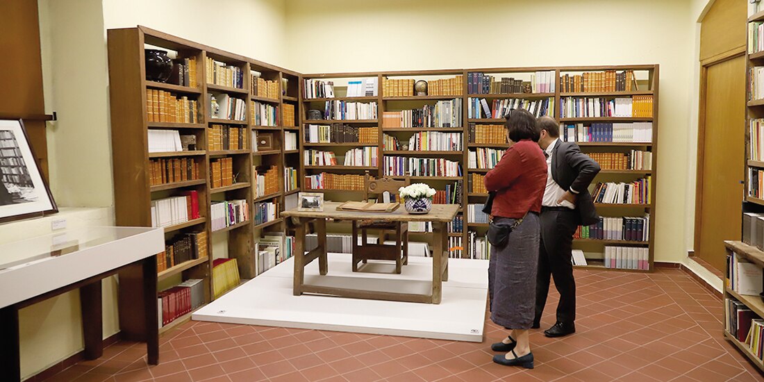 Biblioteca que perteneció al poeta, en el interior de la Casa Marie José.
