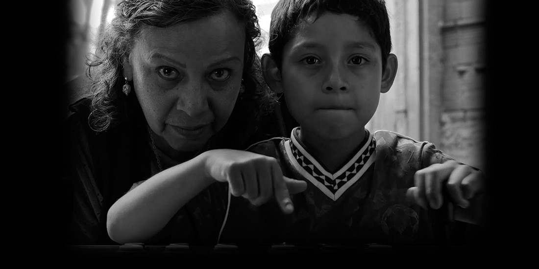 Los actores Teresita Sánchez y Bastian Escobar, en un fotograma de la película.
