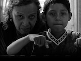 Los actores Teresita Sánchez y Bastian Escobar, en un fotograma de la película.