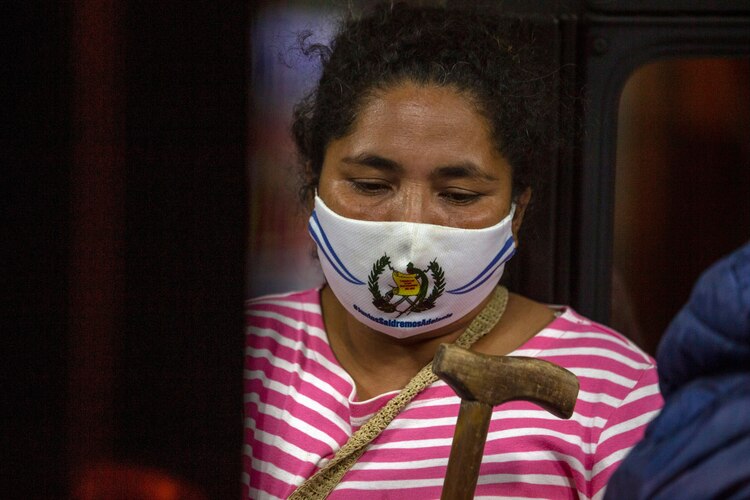 Una mujer con cubrebocas para protegerse del coronavirus espera en el Hospital San Juan de Dios en la ciudad de Guatemala,12 de junio de 2020.