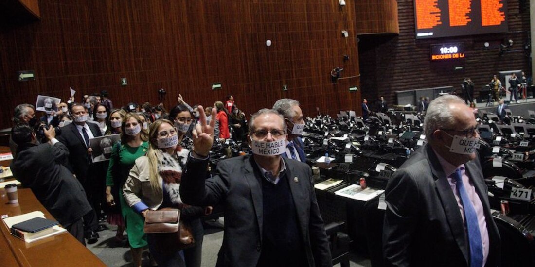 Diputados de oposición protestan durante la discusión de leyes secundarias, el pasado 6 de diciembre.