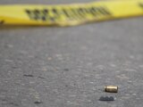 Casquillos quedan en el suelo tras un ataque armado.