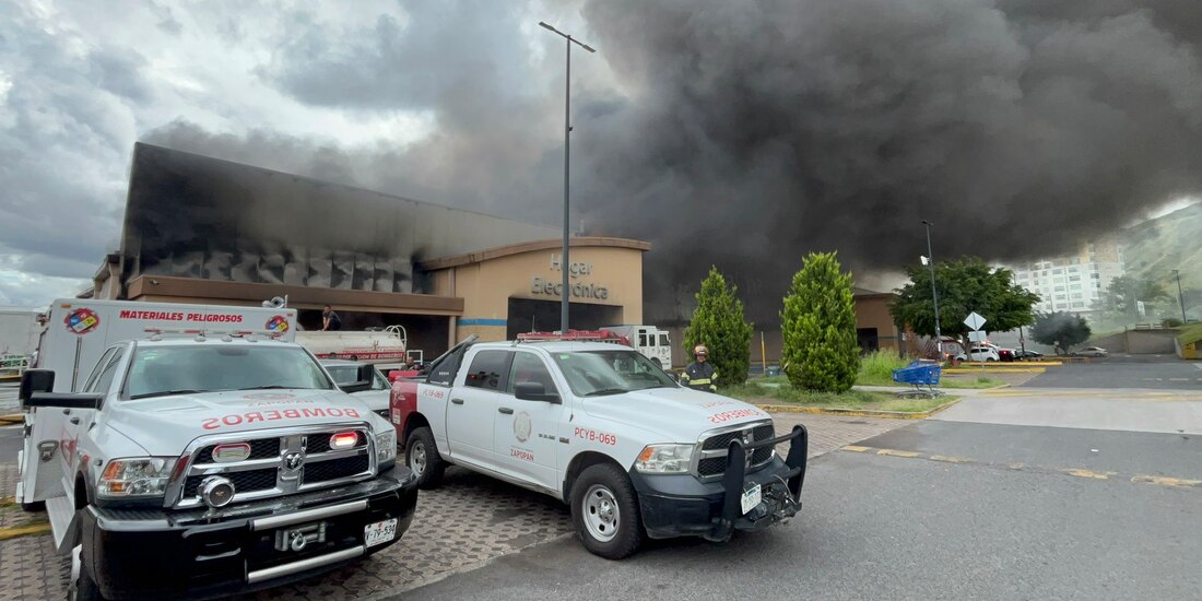 Se incendia Walmart en Zapopan, Jalisco; no hay reporte de lesionados.