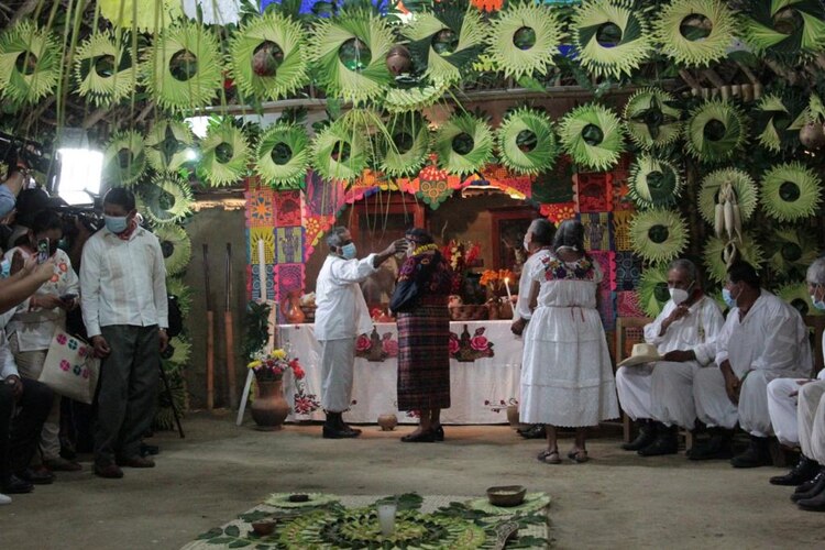 Rigoberta Menchú alienta y rinde tributo a la cultura totonaca