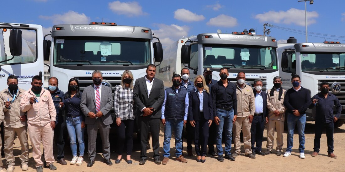 Autoridades en la entrega oficial de las unidades.