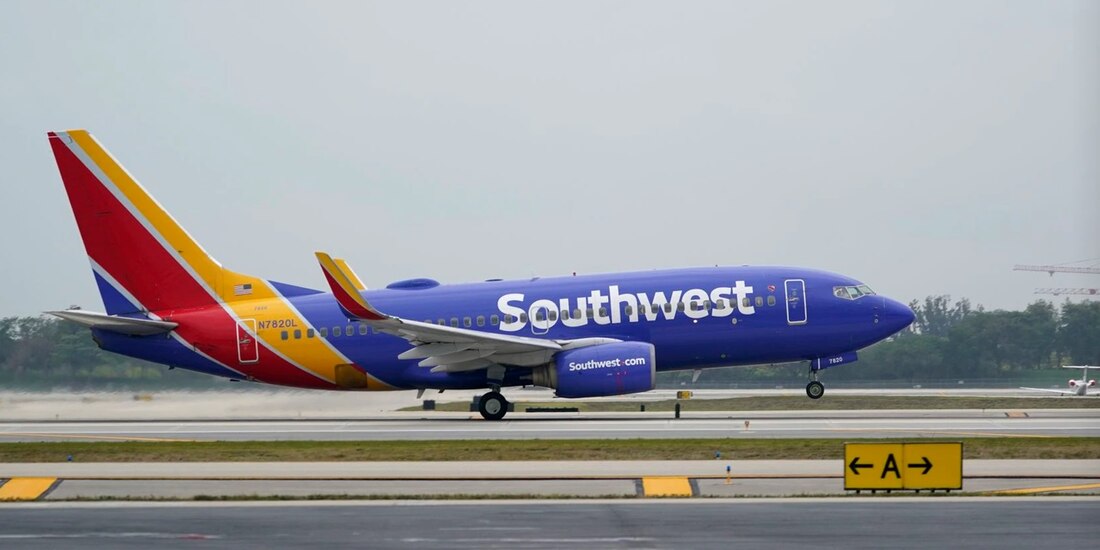 Un hombre saltó de un avión que todavía estaba en movimiento en aeropuerto de EU