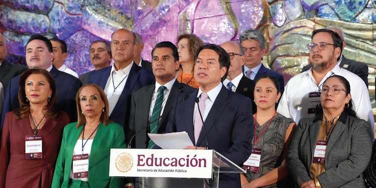 REUNIÓN entre las secretarías de Educación de las 32 entidades y la Federación, ayer