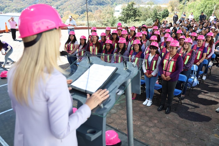 Iniciativa “Cascos Rosas” impulsa la participación femenina en el sector hídrico con apoyo del gobierno municipal.