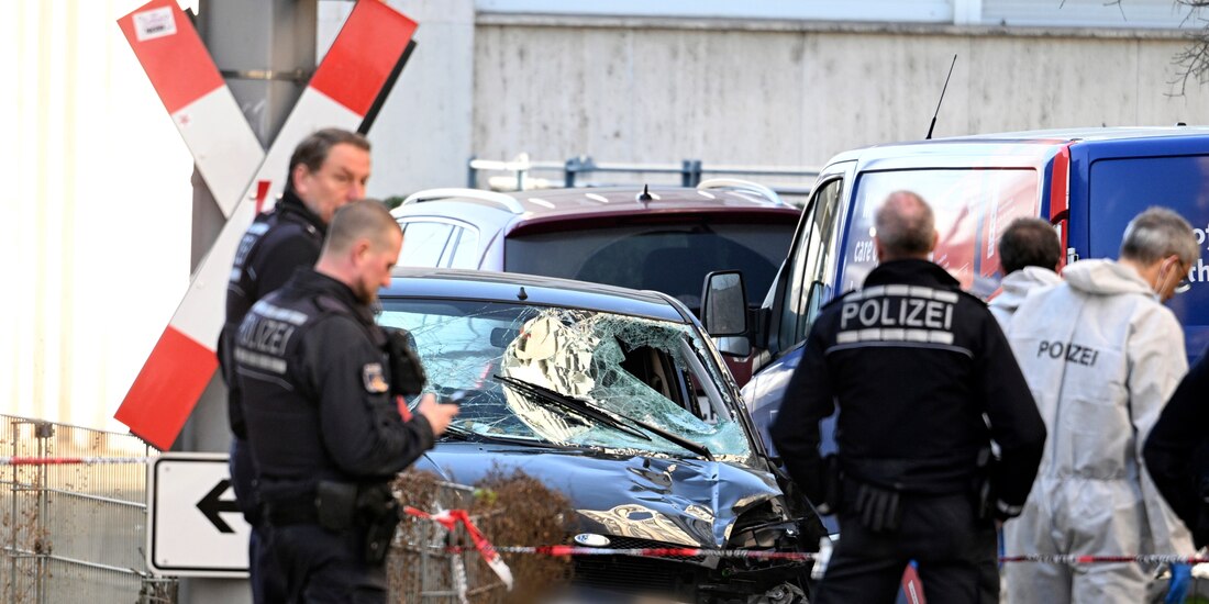 Policías al lado del vehículo que fue usado en el ataque de Mannheim, Alemania.