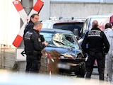 Policías al lado del vehículo que fue usado en el ataque de Mannheim, Alemania.