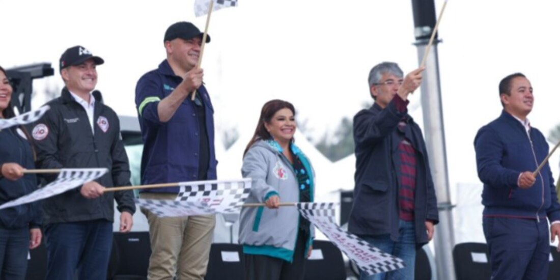 La jefa de Gobierno, Clara Brugada, ayer, al dar el banderazo a los equipos.