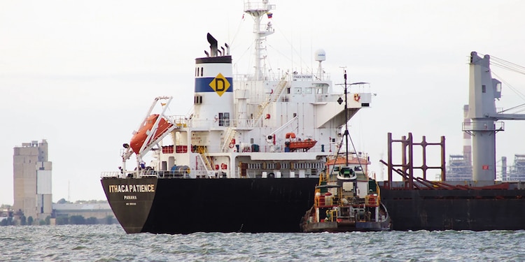 El barco Ithaca Patience, Panamá, está atracado en el lago de Maracaibo, Venezuela, ayer.