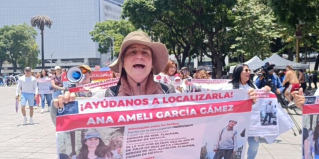 Vanessa Gámez , ayer, durante la marcha para exigir la localización de su hija.