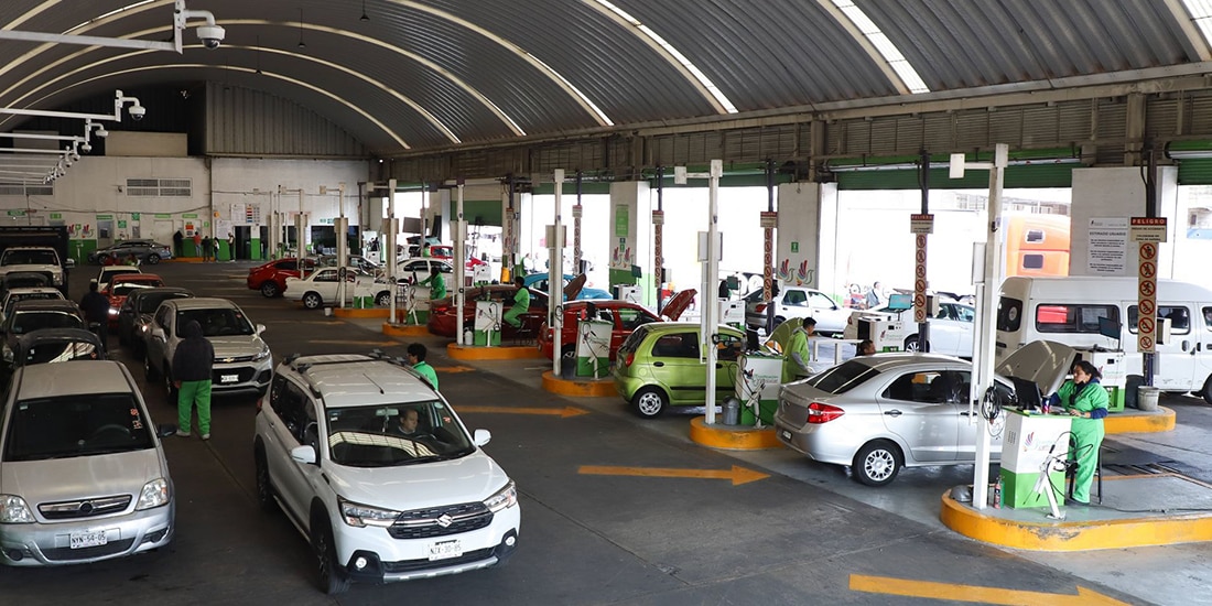 Algunos automovilistas realizan el trámite de la verificación en un Verificentro