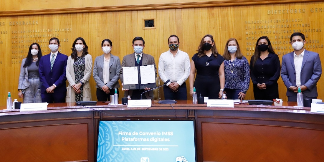 Zoe Robledo muestra la firma de convenio con Plataformas digitales.