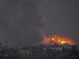 El humo y el fuego se elevan tras un ataque aéreo israelí en la Franja de Gaza, visto desde el sur de Israel.
