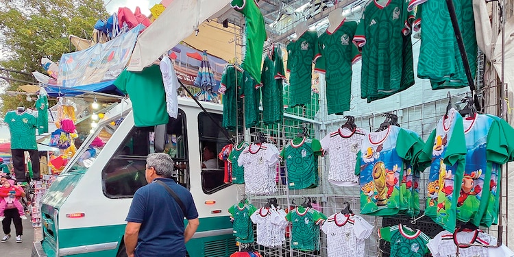 PLAYERAS MUNDIALISTAS, en un tianguis de la Ciudad de México, en foto de archivo.