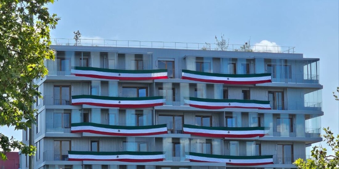 Varias banderas de México en la Villa Olímpica de París 2024.