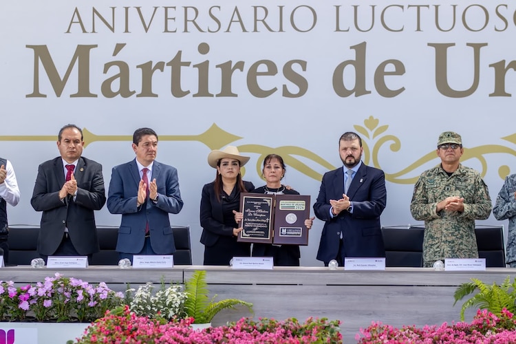 Uruapan entrega Presea Mártires a Carlos Manzo y pide justicia